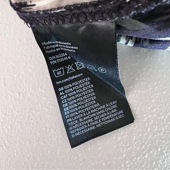 H&M, black and off-white Large tie V-neck blouse - Picture 11 of 11